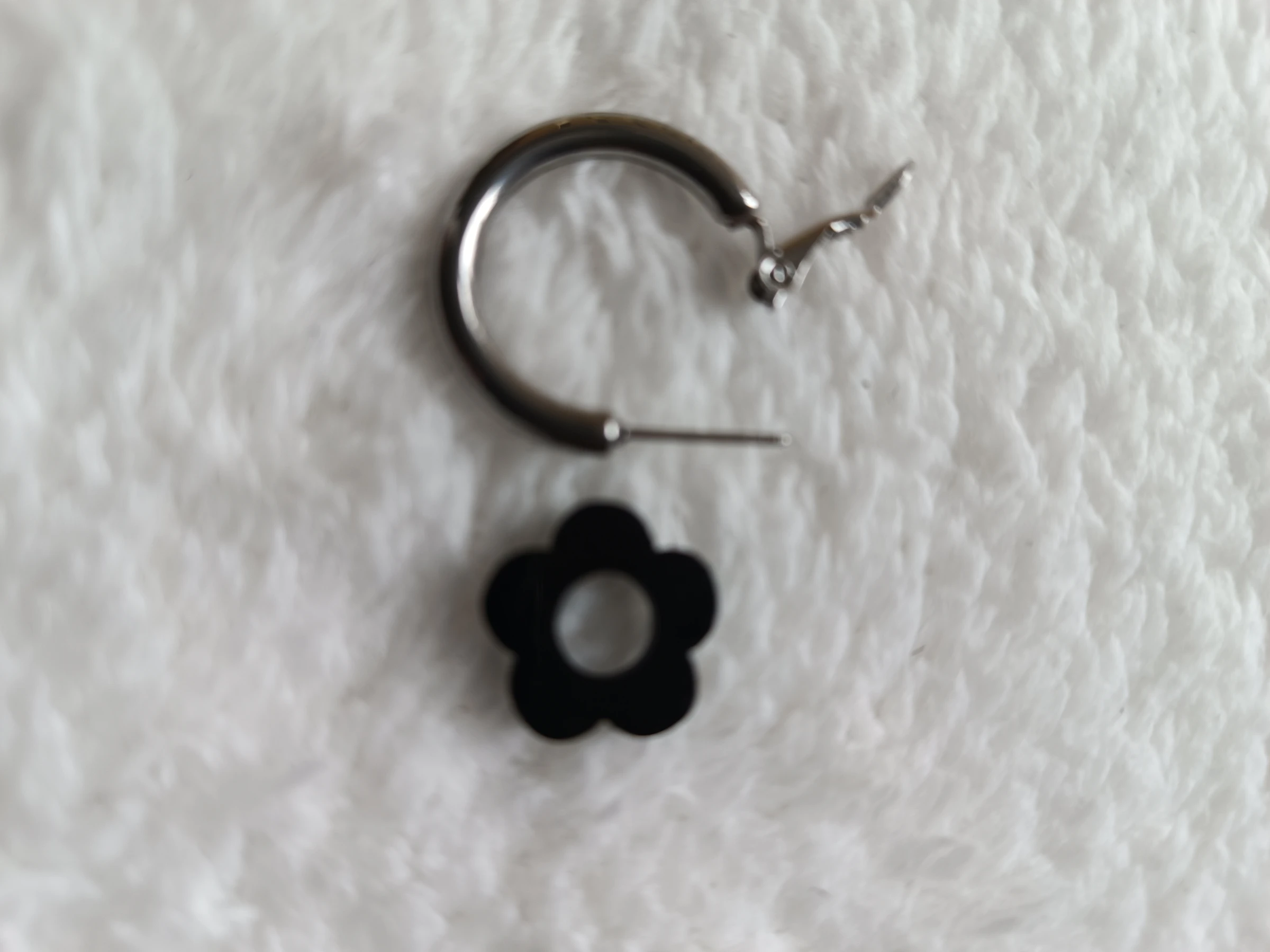 Hoop earrings with black flowers – photo 3